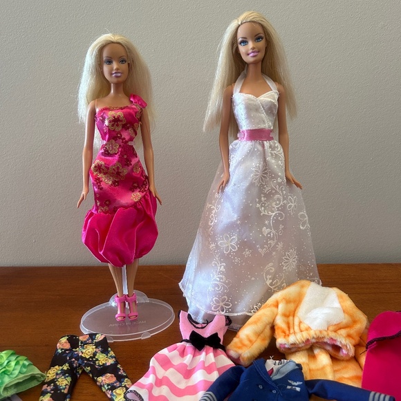 Barbie lot with clothes and accessories - Picture 1 of 9